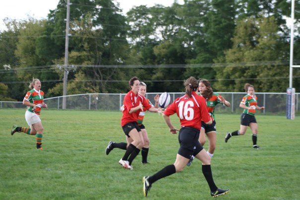 Wisconsin flyhalf Meaghan White passes the ball to wing Kelly Mullen racing down the sideline. 